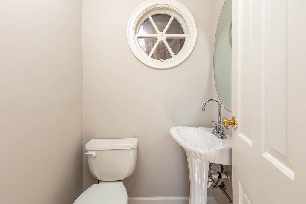 500 Colonial Road Memphis, TN 38117 - Photo 29 of 35 a bathroom with a toilet and a sink