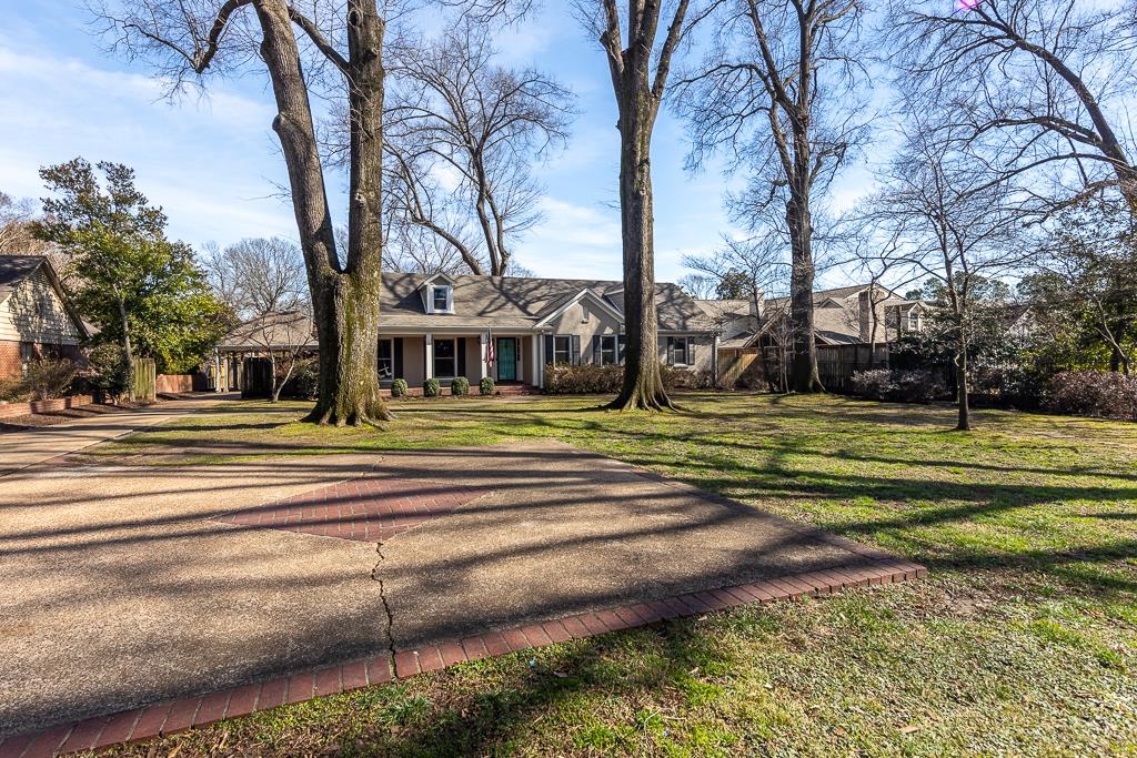 500 Colonial Road Memphis, TN 38117 - Photo 4 of 35 a view of a yard in the house