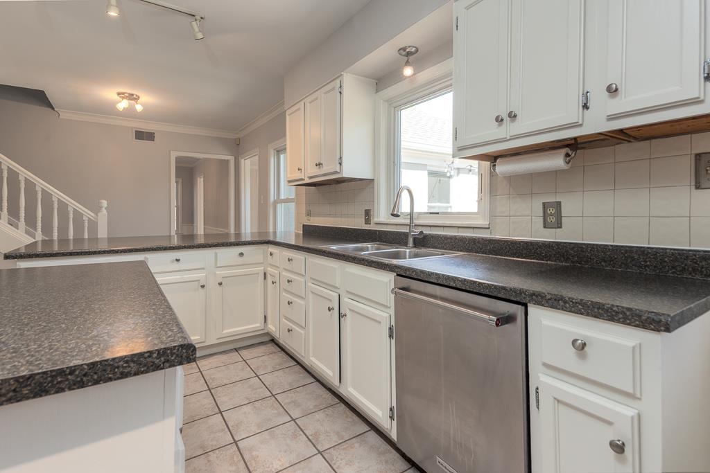 500 Colonial Road Memphis, TN 38117 - Photo 9 of 35