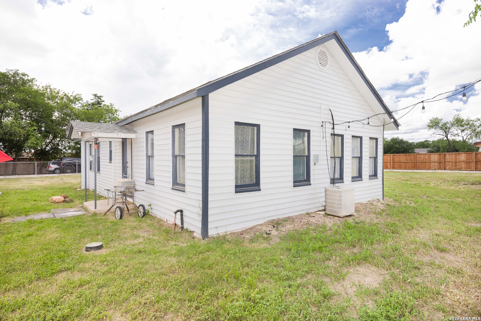 523 B Rossville Road Devine, TX 78016 - Photo 2 of 27