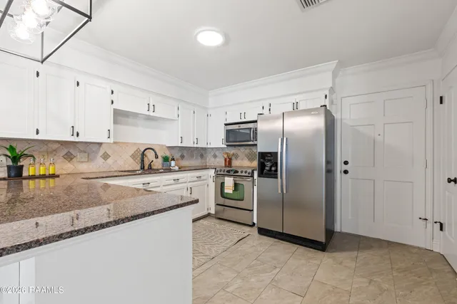 $205,000 | 305 Halcott Drive, Unit 122, Lafayette, LA 70503