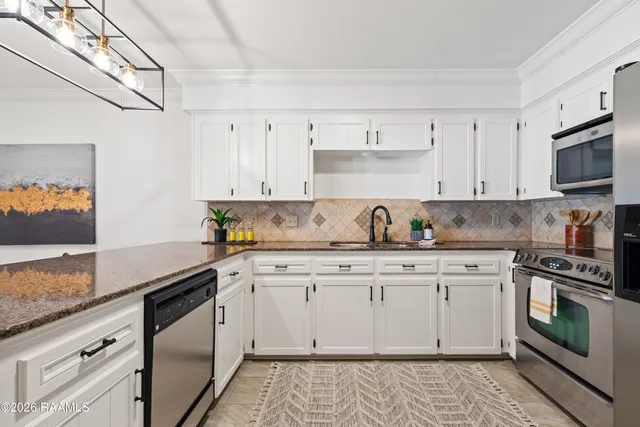 $205,000 | 305 Halcott Drive, Unit 122, Lafayette, LA 70503