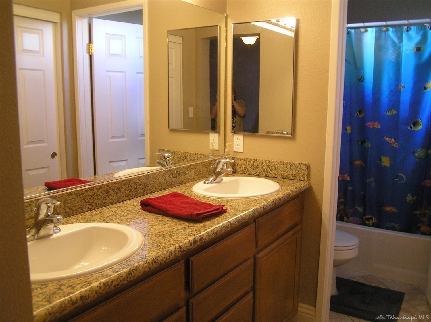 1032 Clearview Street Tehachapi, CA 93561 - Photo 7 of 31 Upstairs Full Bathroom