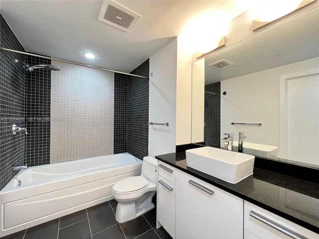 $3,000 | 1060 Brickell Avenue, Unit 2513, Miami, FL 33131