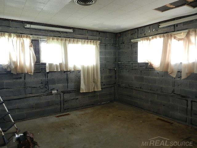 16545 Millar Road Clinton Township, MI 48036 - Photo 32 of 38 50182085-a79cedc5-3a11-4c3a-9805-944ca36ad607.JPG