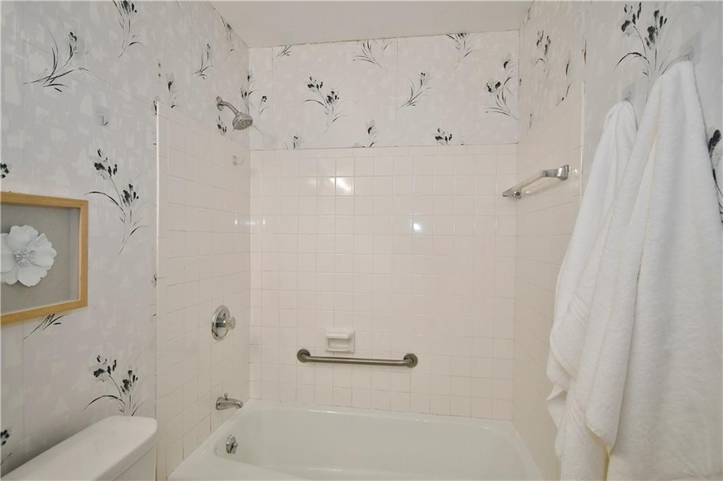 425 North Neville Street, Unit 204 Pittsburgh, PA 15213 - Photo 27 of 38 a bathroom with a bathtub