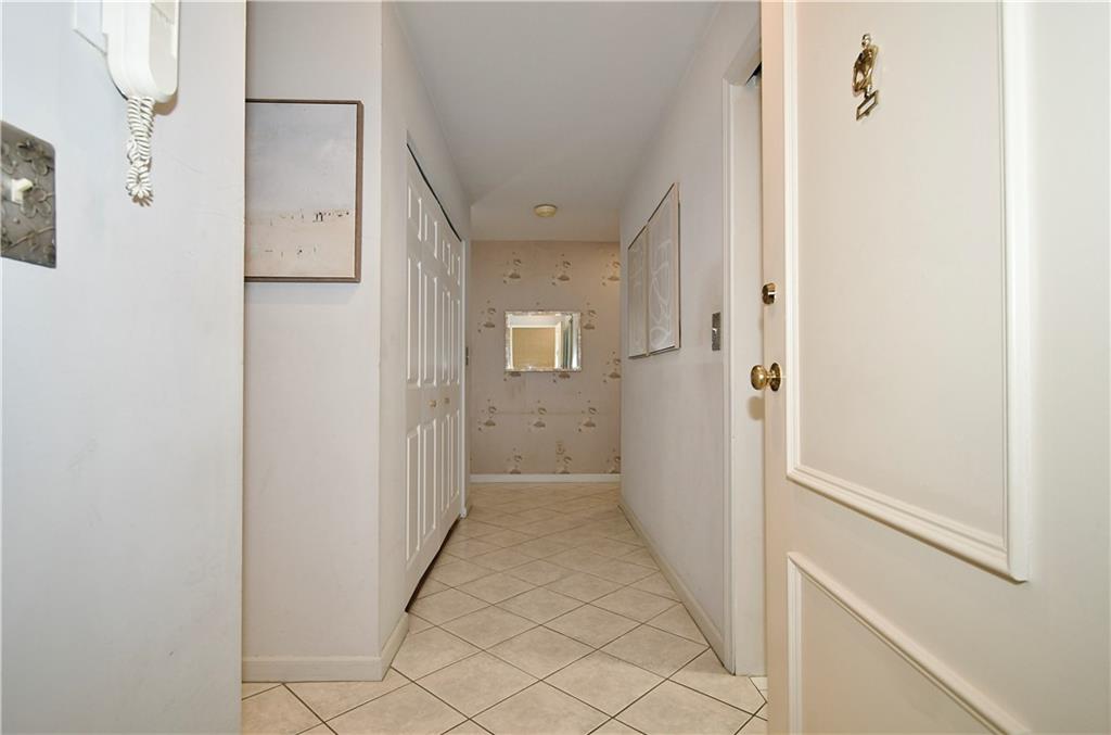 425 North Neville Street, Unit 204 Pittsburgh, PA 15213 - Photo 4 of 38 a view of a hallway