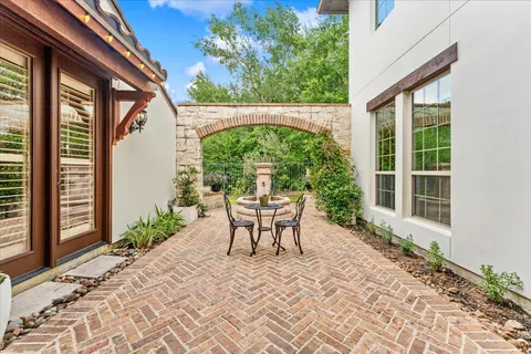 $1,548,000 | 19 Paloma Bend Place, The Woodlands, TX 77389