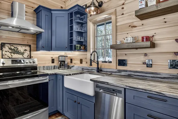 $1,095,000 | 86 Gov Wentworth Highway, Mirror Lake, NH 03853