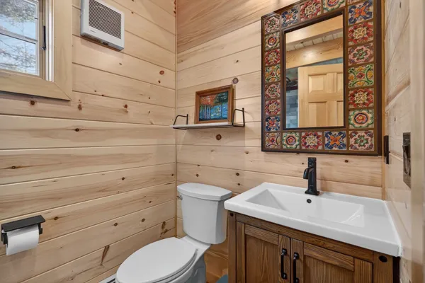 $1,095,000 | 86 Gov Wentworth Highway, Mirror Lake, NH 03853