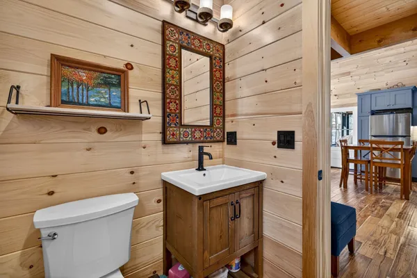 $1,095,000 | 86 Gov Wentworth Highway, Mirror Lake, NH 03853