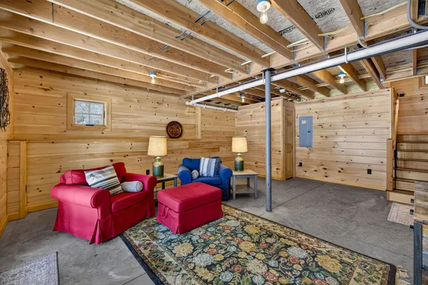$1,095,000 | 86 Gov Wentworth Highway, Mirror Lake, NH 03853