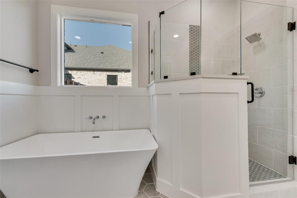 1342 Benjamin Trail Van Alstyne, TX 75495 - Photo 25 of 39 a bathroom with a bathtub and a sink