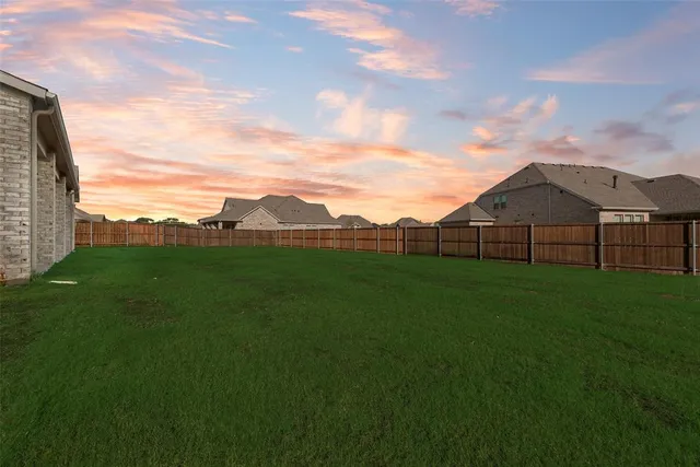 a view of a back yard