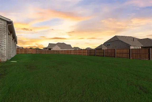 a view of a back yard