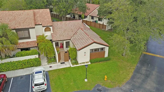 a view of a backyard