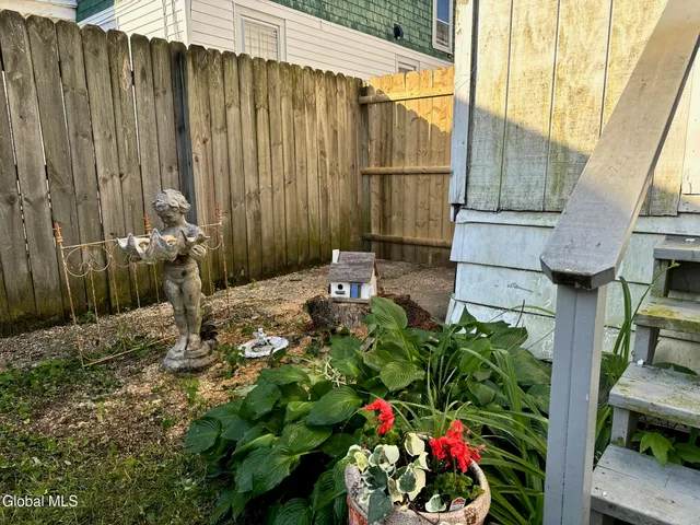 $1,200 | 7 Edison Avenue, Unit 2ND FL REAR, Albany, NY 12208