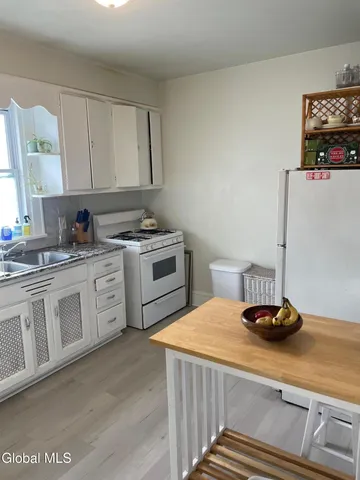 $1,200 | 7 Edison Avenue, Unit 2ND FL REAR, Albany, NY 12208