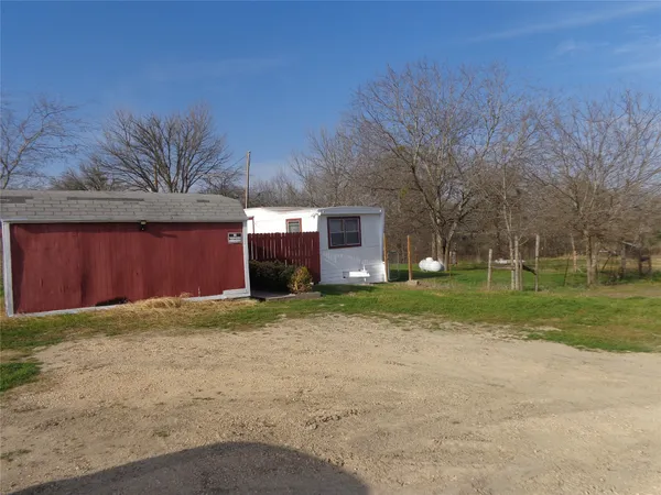 a view of a yard with a house