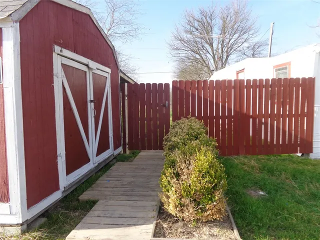 a view of a pathway with a yard