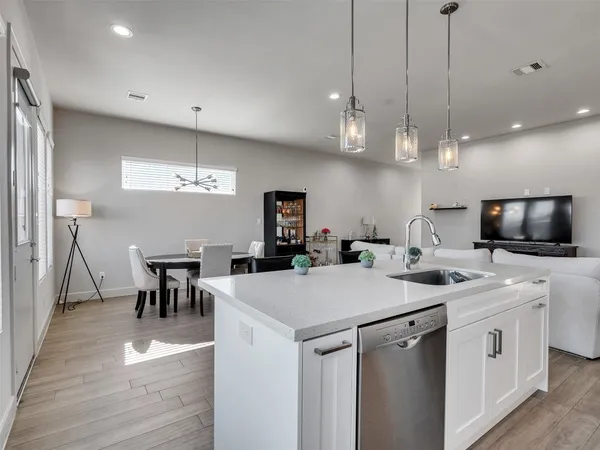 a large kitchen with kitchen island a large island in it