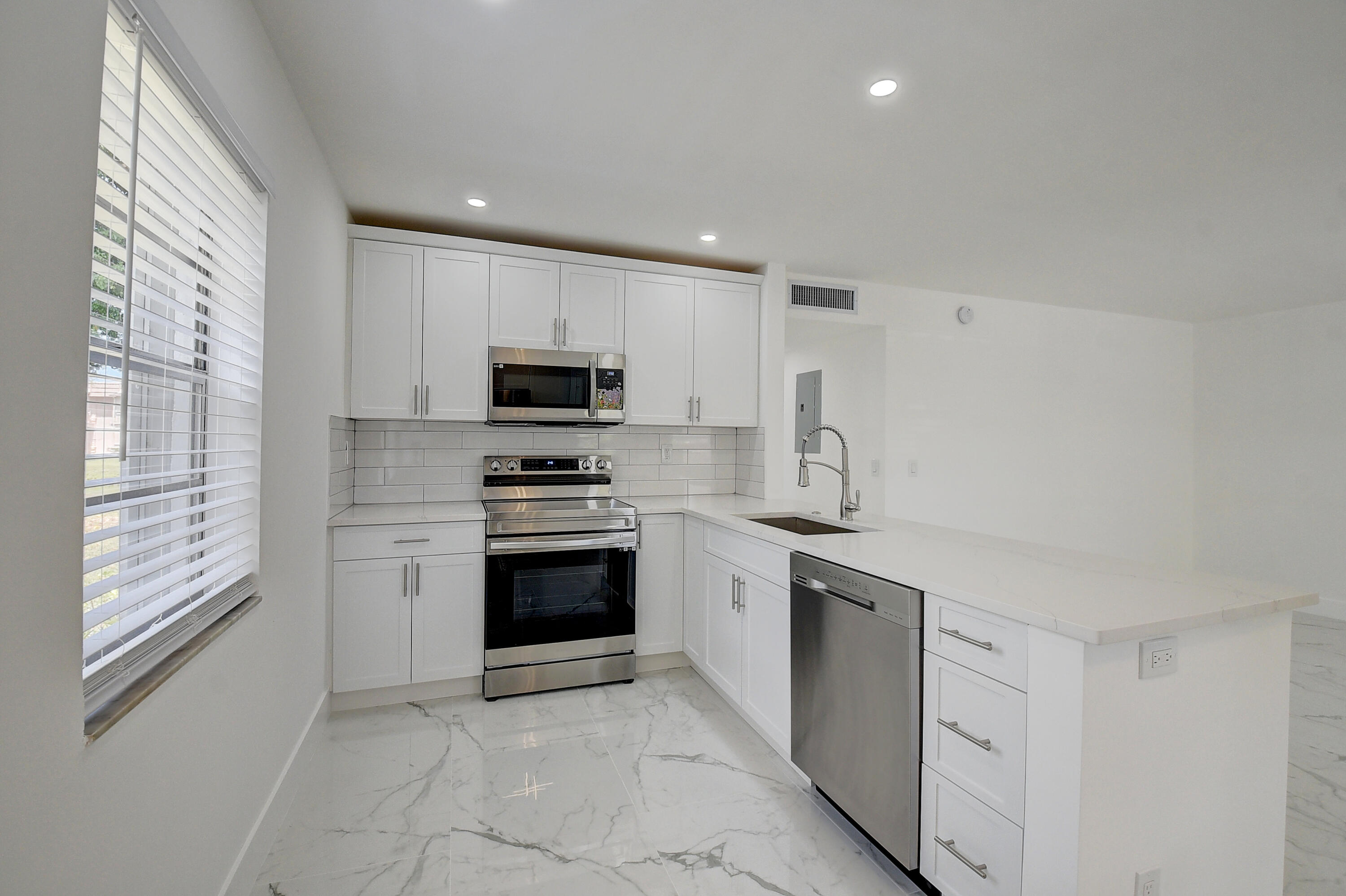 392 Saxony Way Delray Beach, FL 33446 - Photo 8 of 27 10_dsc_3341_2_3_4_5