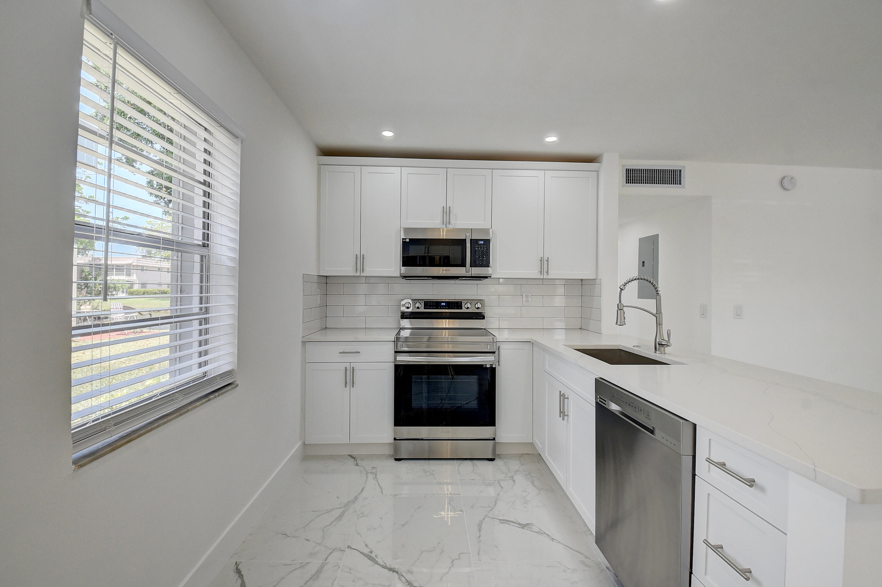 392 Saxony Way Delray Beach, FL 33446 - Photo 9 of 27 11_dsc_3351_2_3_4_5