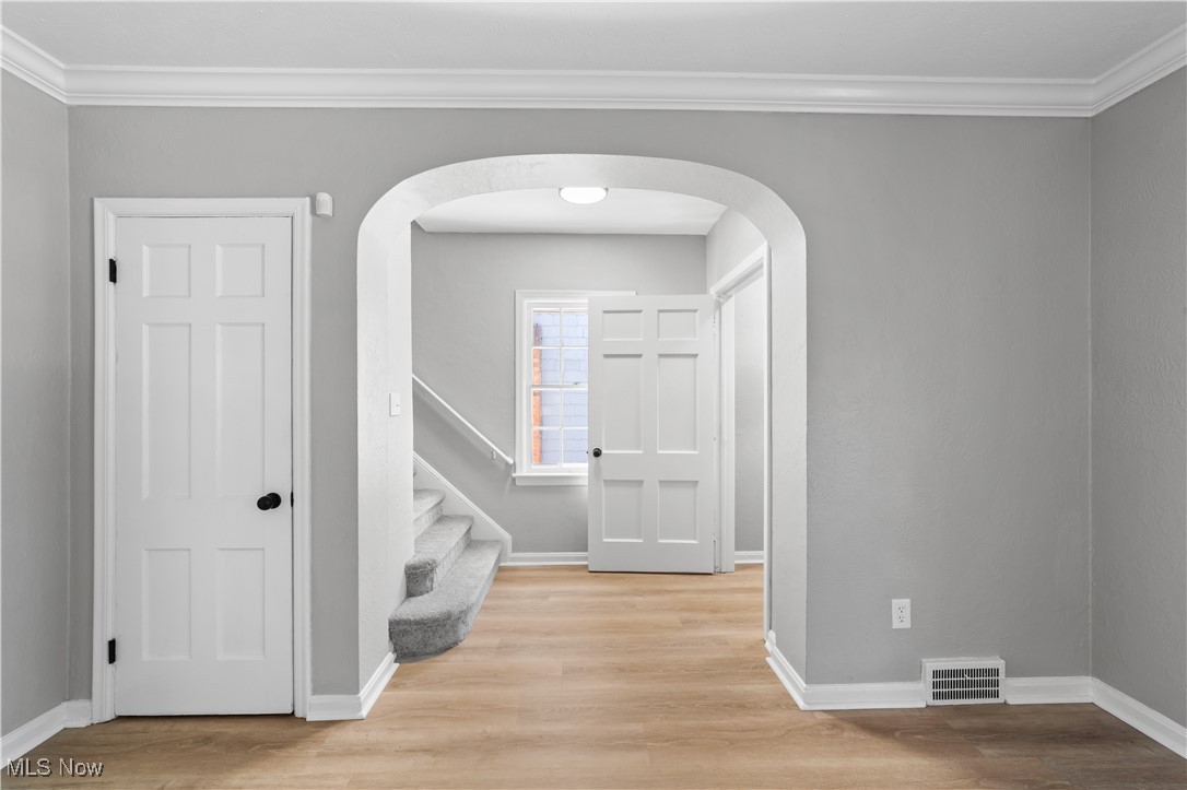 3646 Grosvenor Road Cleveland, OH 44118 - Photo 6 of 33