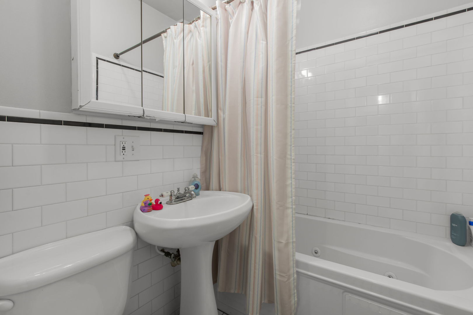 2118 West Fletcher Street Chicago, IL 60618 - Photo 5 of 26