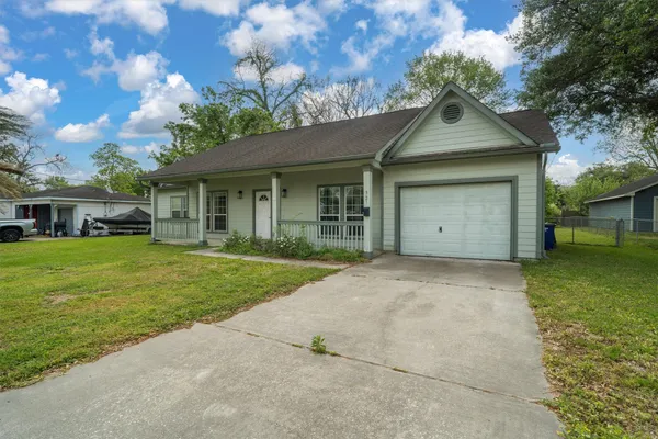 $1,995 | 321 East Wilkins Street, League City, TX 77573