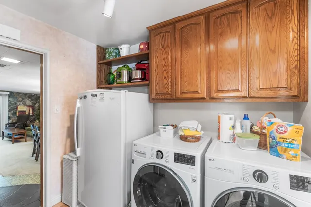 a view of a house with backyard and plants