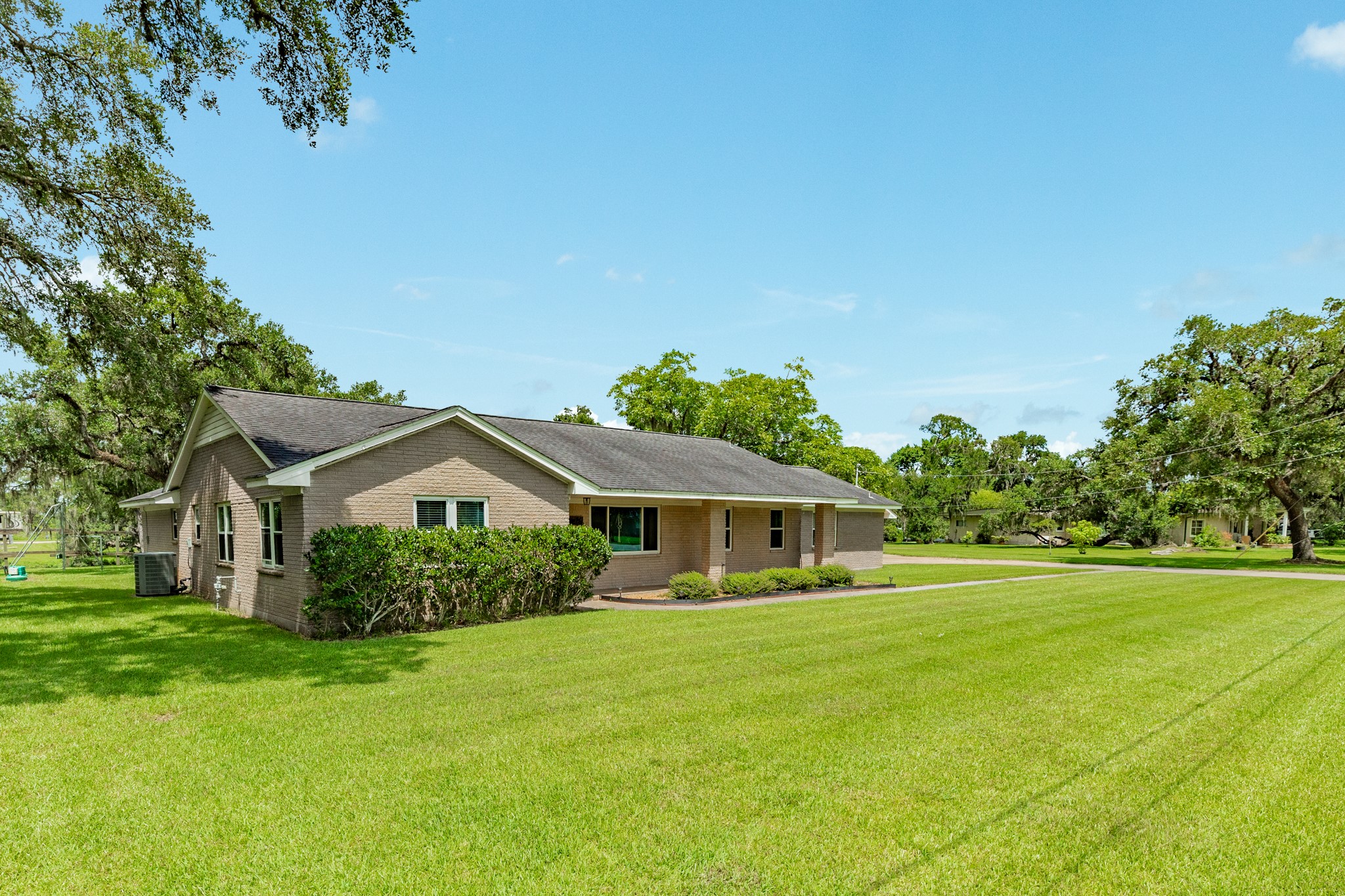 511 Edgewater Street Clute, TX 77531 - Photo 5 of 43
