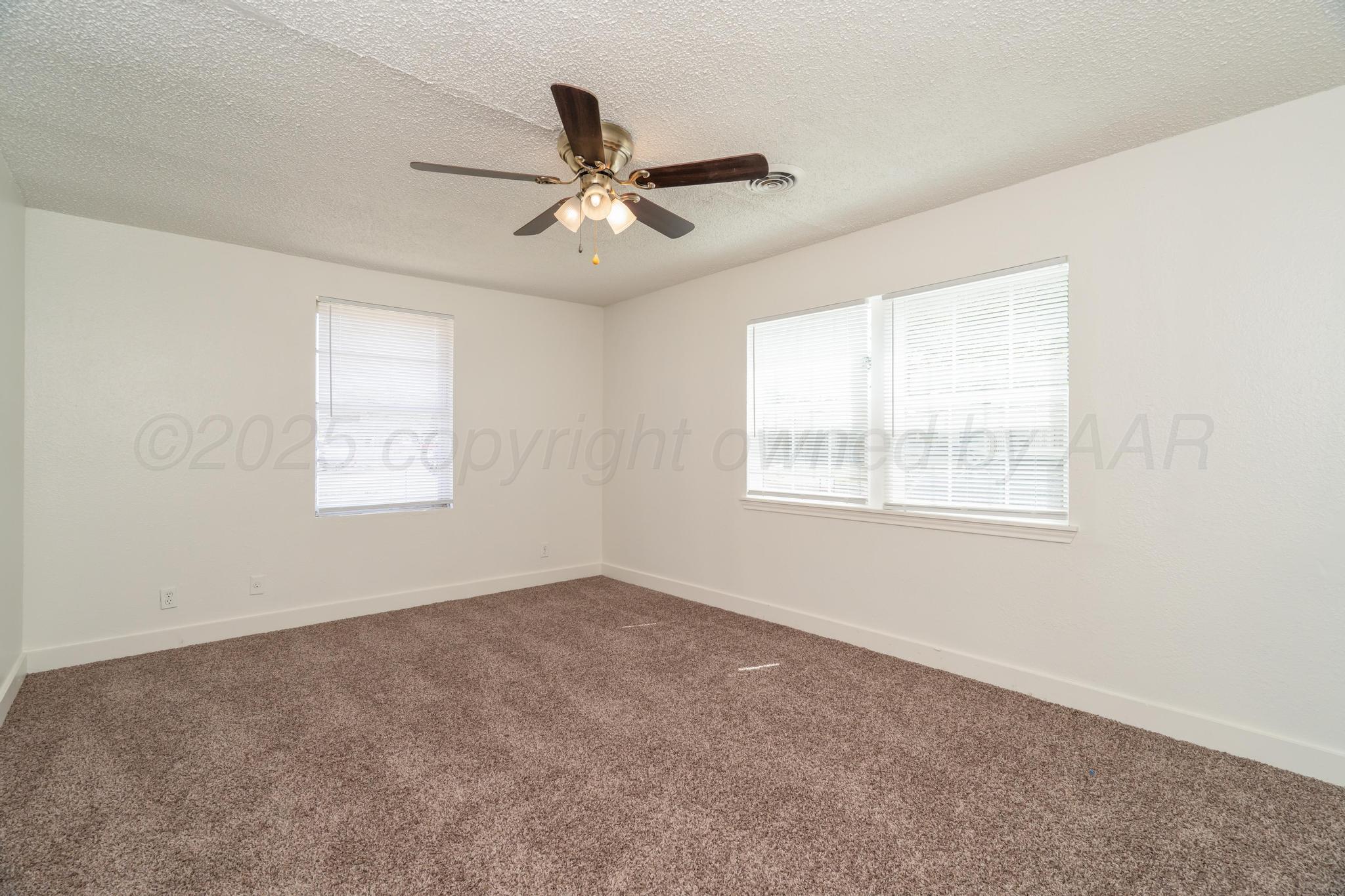 4106 South Jackson Street Amarillo, TX 79110 - Photo 5 of 30 Living Room
