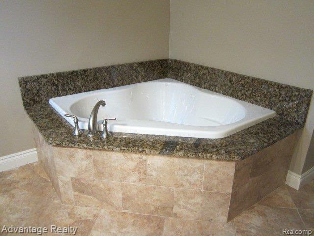60589 Pennington Way Rochester, MI 48306 - Photo 15 of 24 Master Bath Tub.JPG