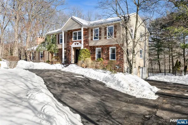 $1,399,999 | 10 Moonshadow Court, Butler, NJ 07405