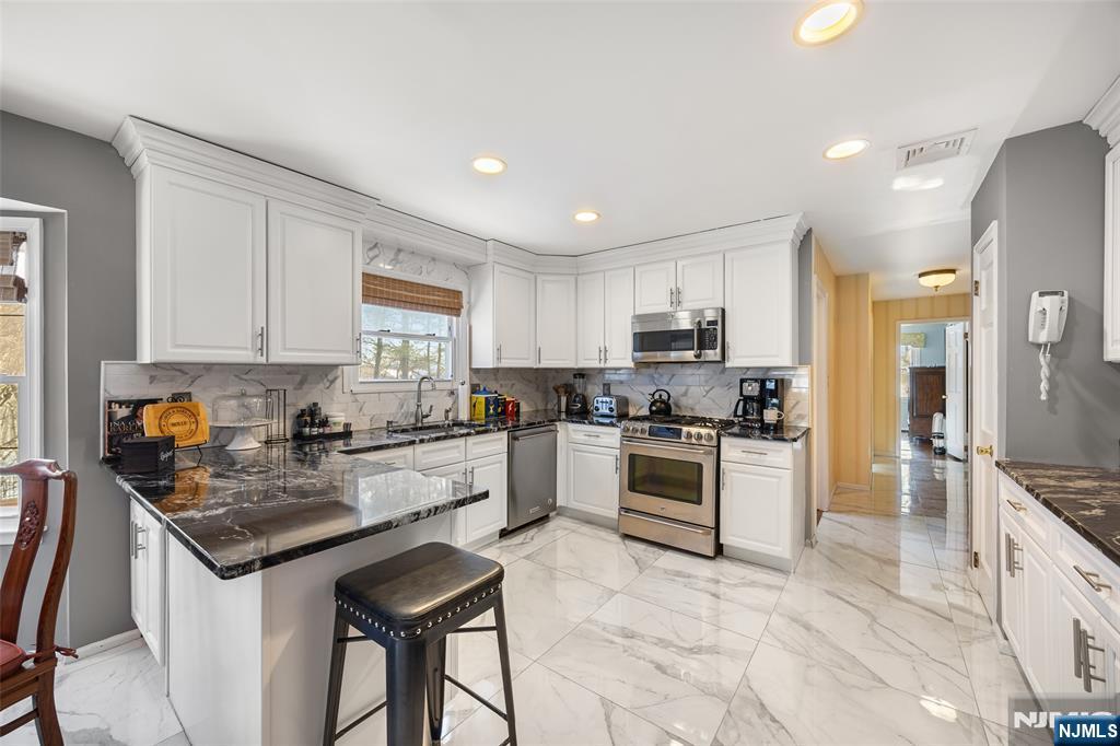 10 Moonshadow Court Butler, NJ 07405 - Photo 11 of 32