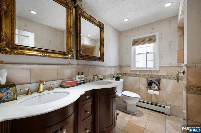 $1,399,999 | 10 Moonshadow Court, Butler, NJ 07405