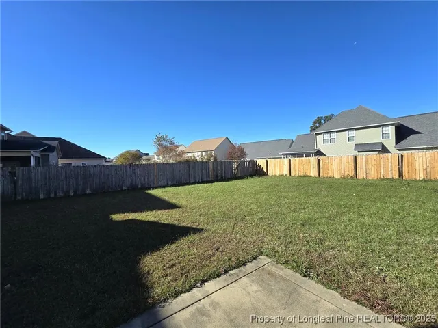 a view of a back yard