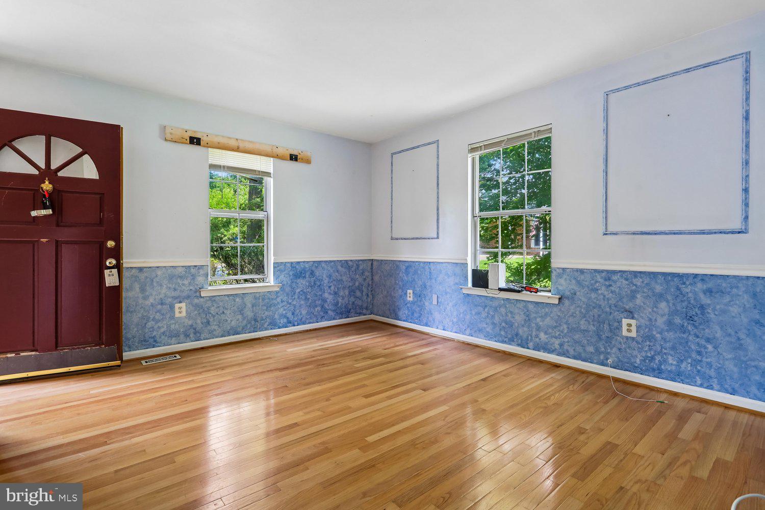 15226 Elk Run Road Chantilly, VA 20151 - Photo 4 of 53 Living Room