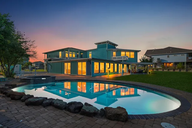 a view of a outdoor space with a house
