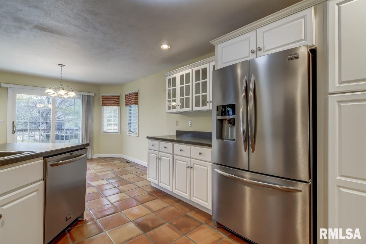 2012 Burgess Drive Springfield, IL 62711 - Photo 11 of 36 Gallery Image 11