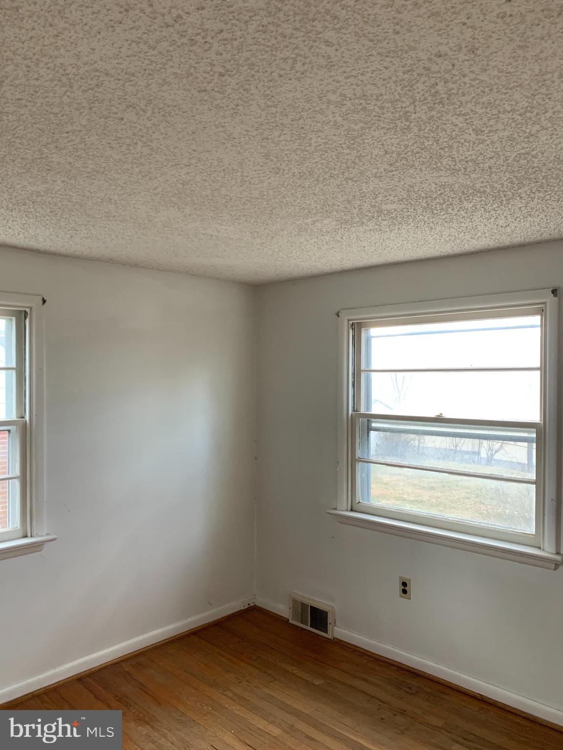 1231 High Street Lancaster, PA 17603 - Photo 10 of 16 a view of empty room with window