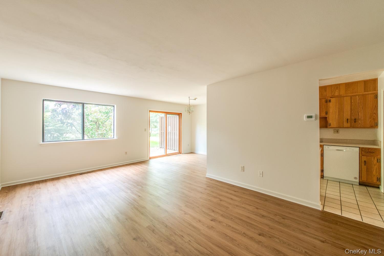 21 Topaz Run Poughkeepsie, NY 12603 - Photo 5 of 26 Great natural light