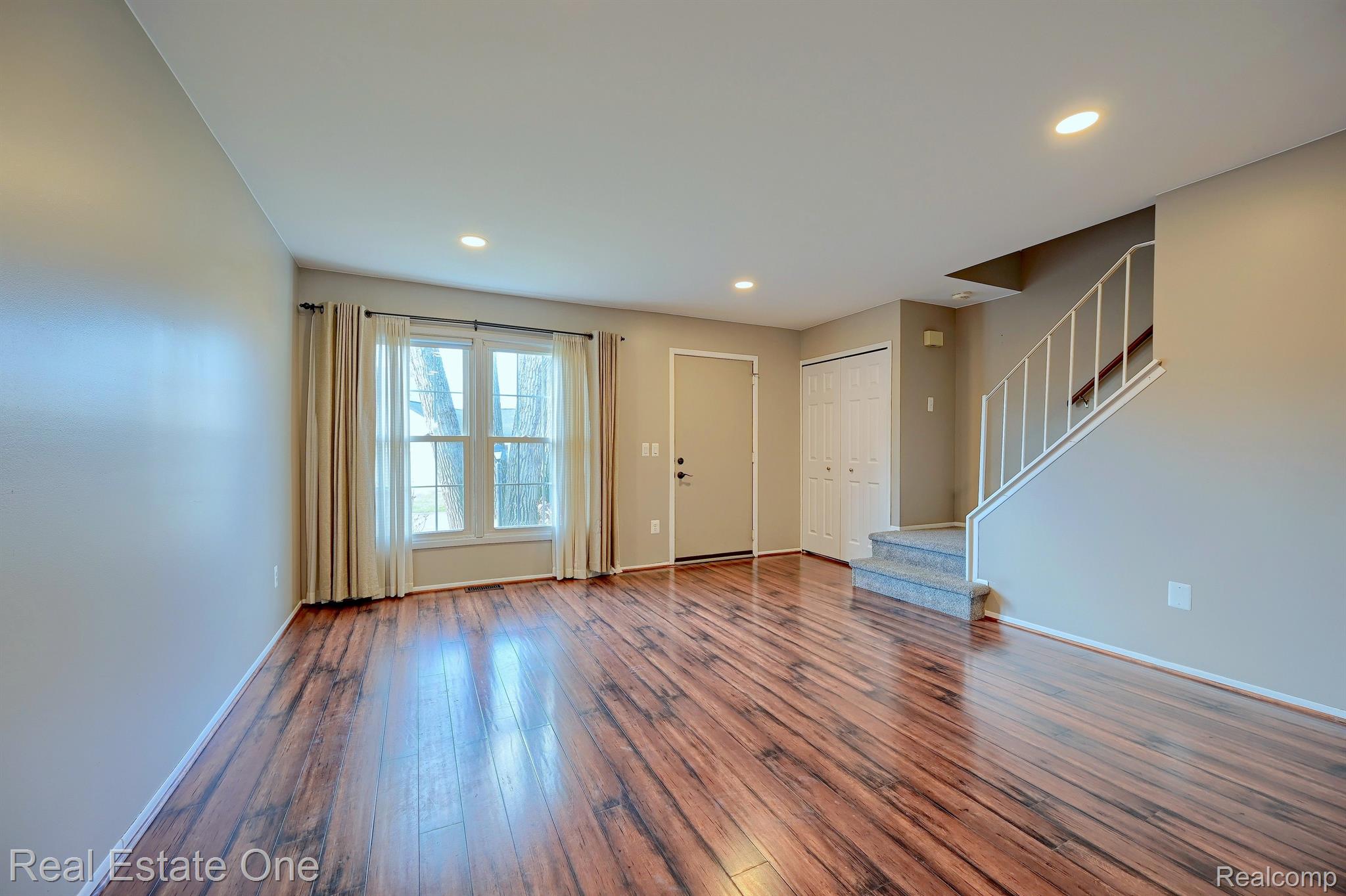 1372 Crescent Lane, Unit 301 Rochester, MI 48306 - Photo 6 of 41 Laminate Floors