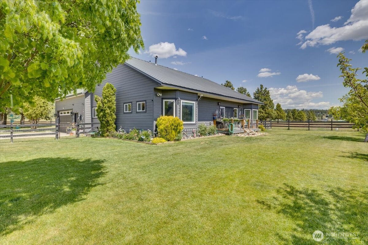 644 Masterson Road Cle Elum, WA 98922 - Photo 31 of 40 a front view of house with yard and seating area