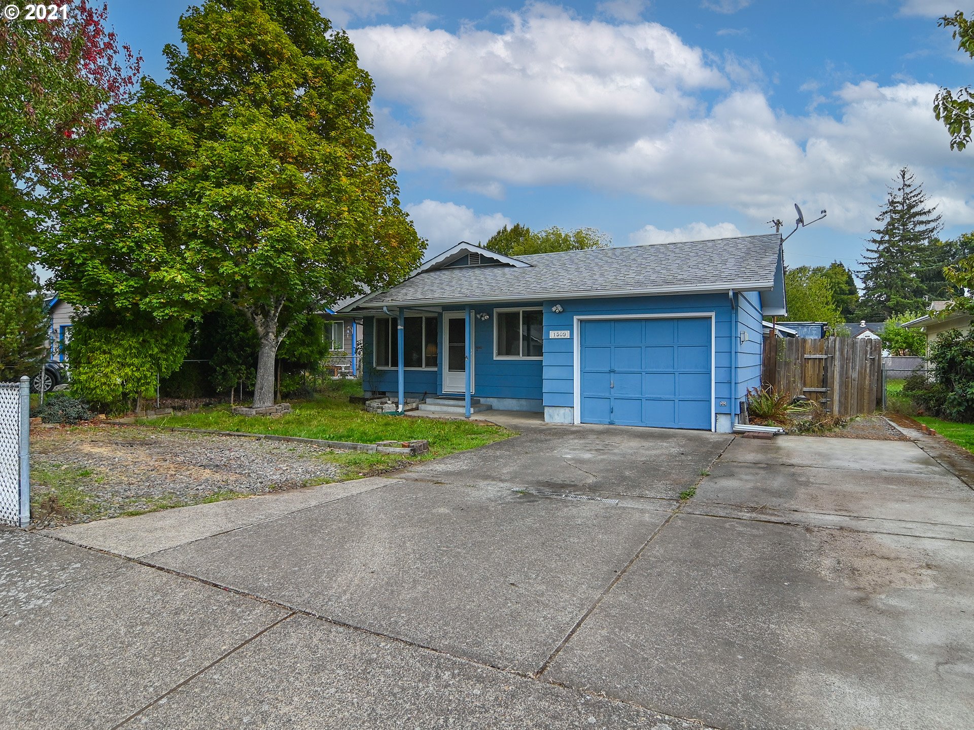 1509 6th Street Springfield, OR 97477 - Photo 2 of 30 a view of front a house with a yard