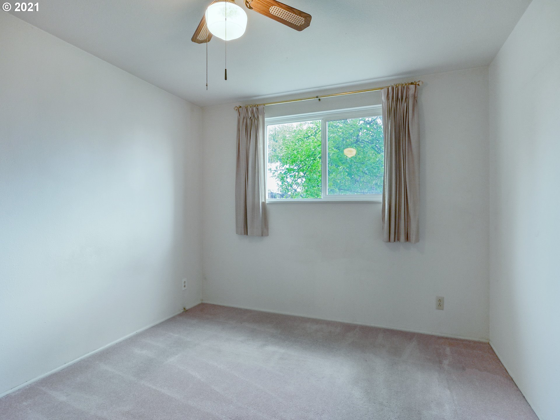 1509 6th Street Springfield, OR 97477 - Photo 17 of 30 an empty room with a window