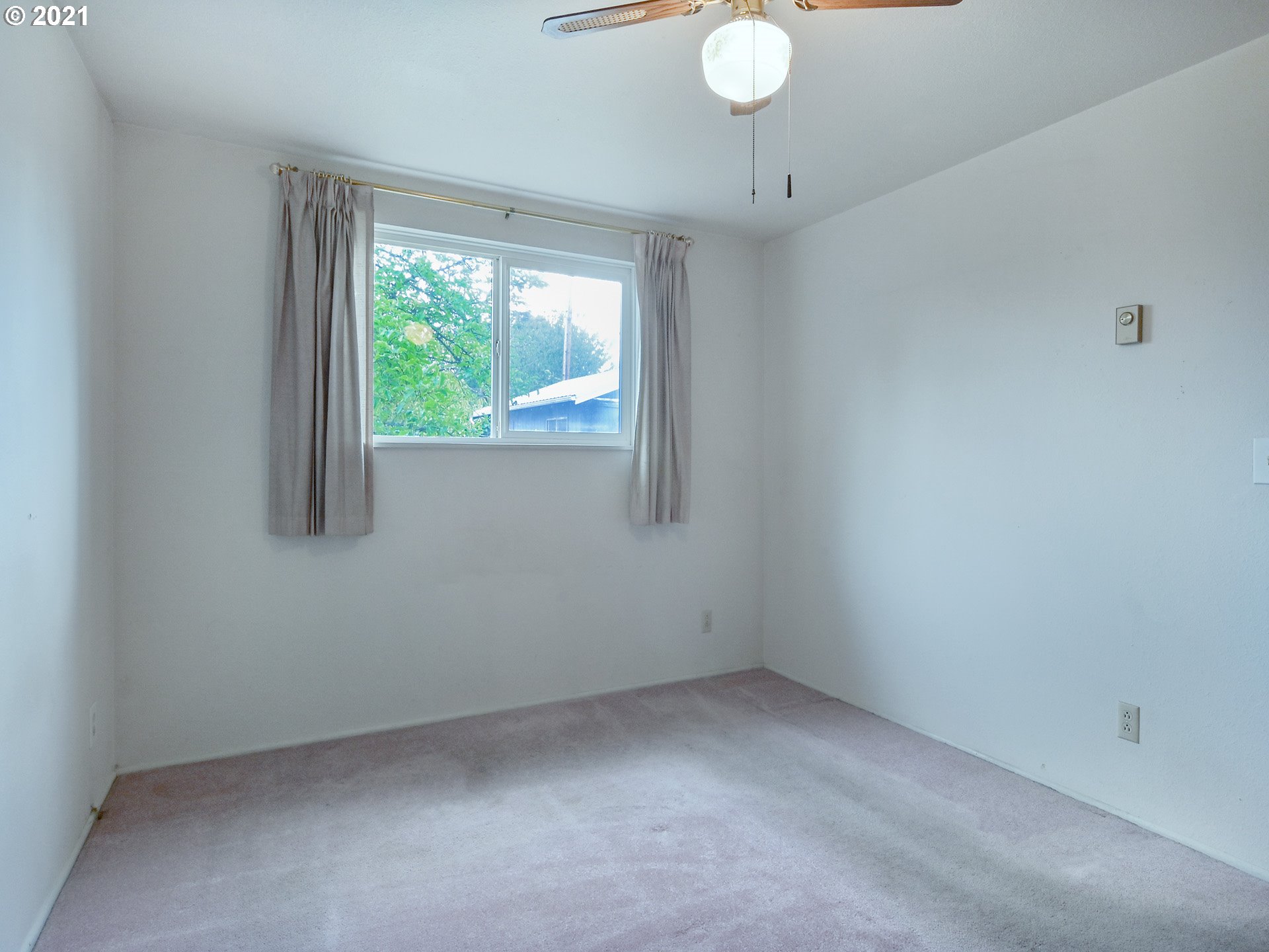 1509 6th Street Springfield, OR 97477 - Photo 18 of 30 an empty room with a window