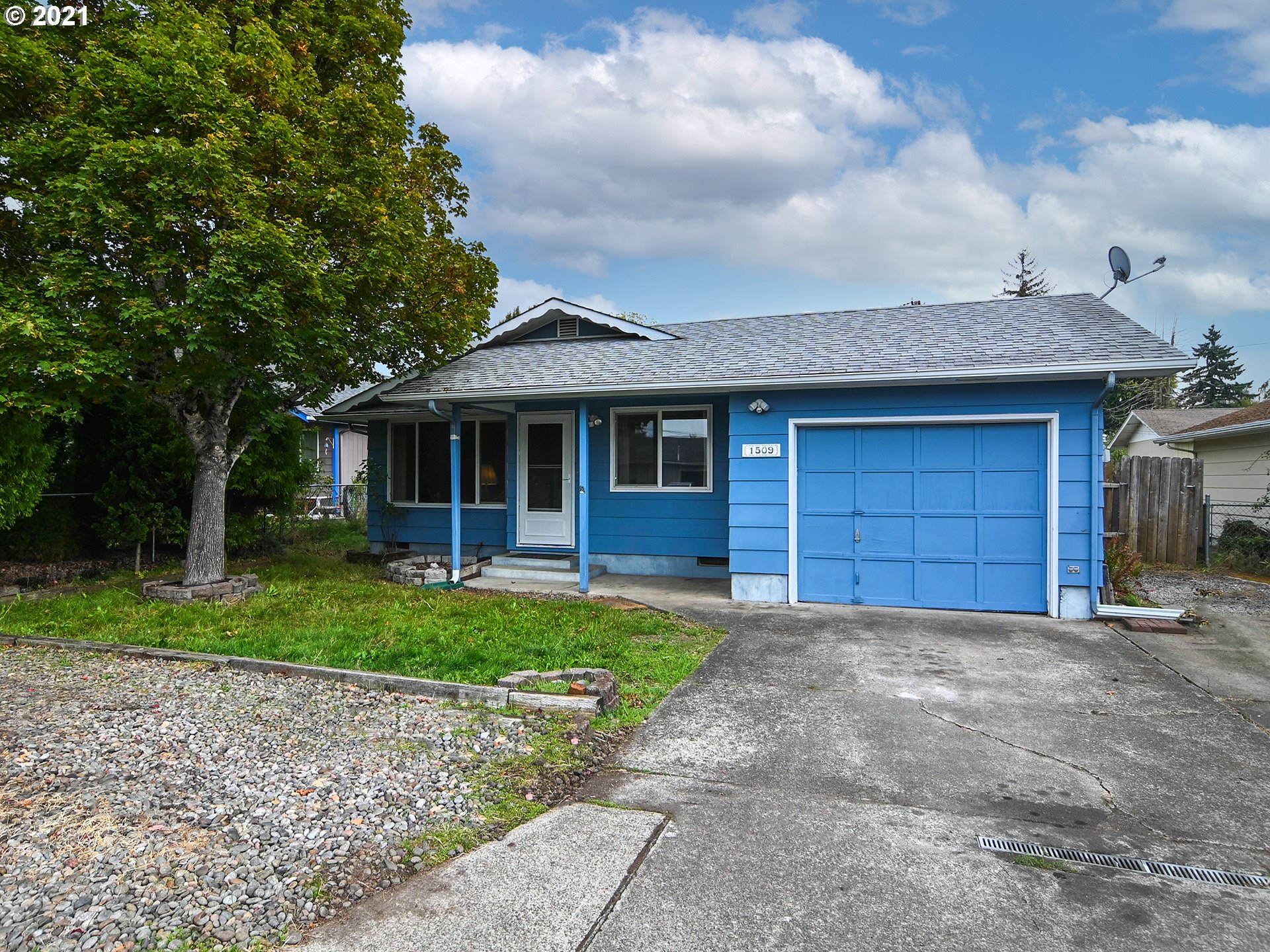 1509 6th Street Springfield, OR 97477 - Photo 3 of 30 a front view of a house with a yard and garage