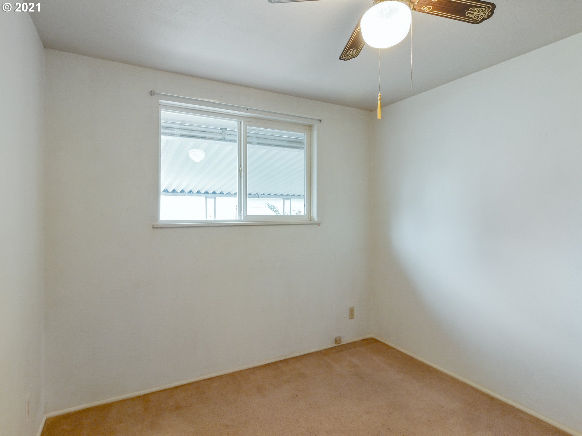 1509 6th Street Springfield, OR 97477 - Photo 21 of 30 an empty room with a window